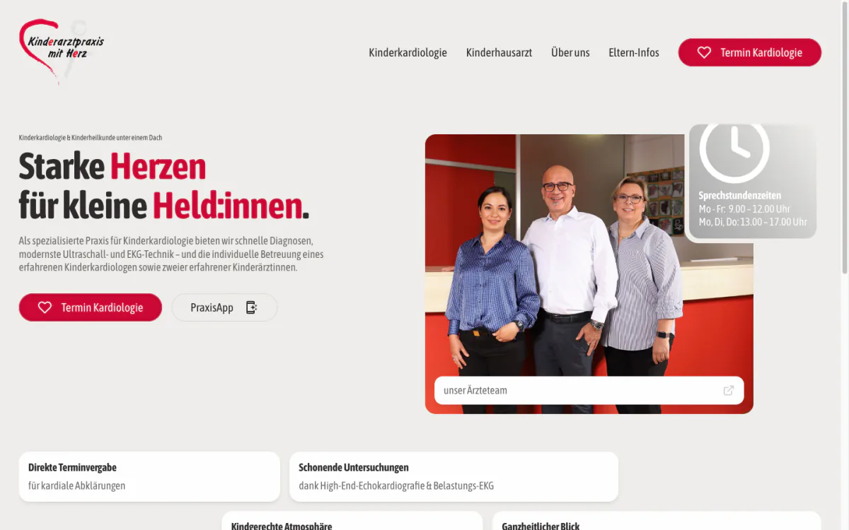 Startseite der Kinderarztpraxis mit Herz: Überschrift Starke Herzen für kleine Held:innen, Foto des dreiköpfigen Ärzteteams am Empfang und die Sprechstundenzeiten