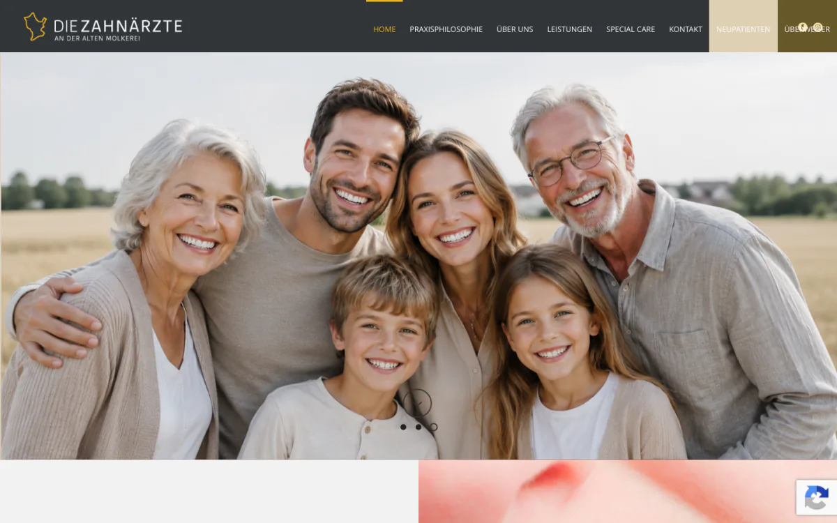 Startseite der Zahnärzte an der Alten Molkerei: goldenes Logo, Navigation und ein großes Foto einer lachenden Familie mit drei Generationen auf einem Feld